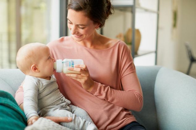 Lactancia mixta: cómo dar leche artificial al bebé sin interferir en la lactancia materna
