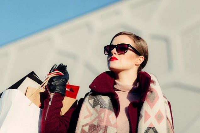 mujer elegante de compras con gafas de sol de rebajas