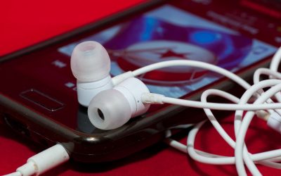 Los médicos alertan sobre la pérdida de audición en adolescentes por usar cascos a un volumen muy alto