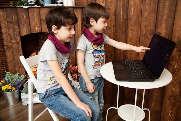 niños con ordenador y pantallas