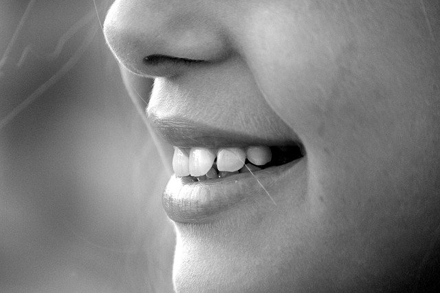 mujer sonrisa dientes