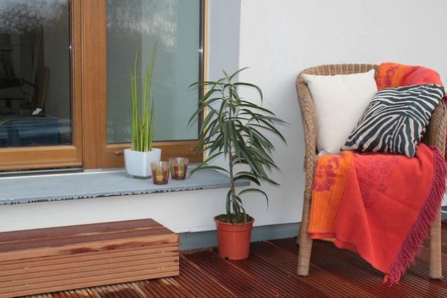 terraza con sillon y planta