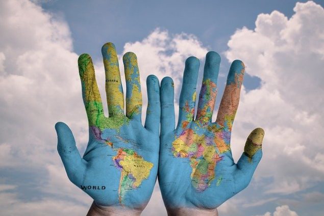 manos con el mapa del mundo pintado, en referencia al planeta o ecologia