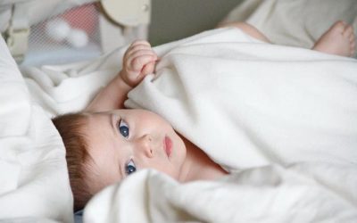 En qué postura poner al bebé en la cuna