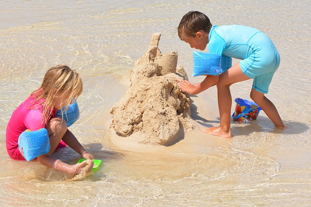 niños en la playa con juguetes de playa acuáticos