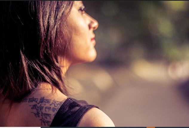 tatuaje mujer pensativa