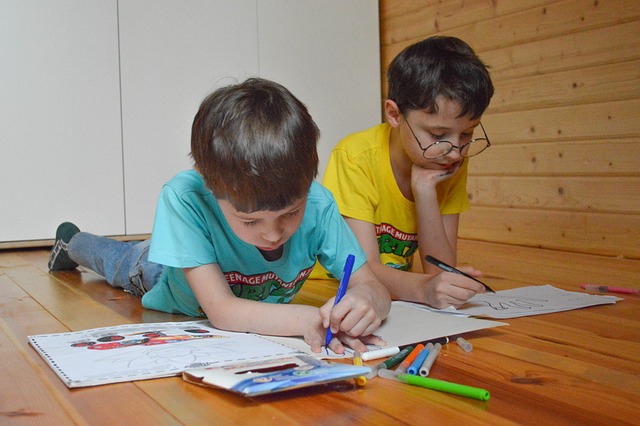 niños dibujan deberes colegio gafas miopia