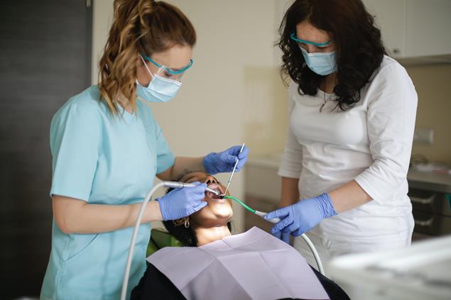 ¿Cómo se hace una limpieza dental con ultrasonido?