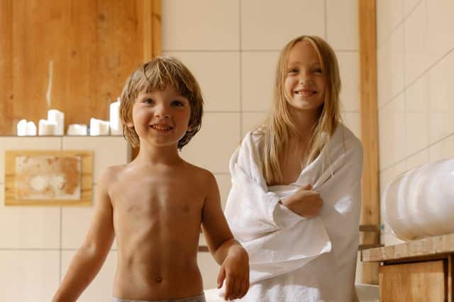 niños en el baño